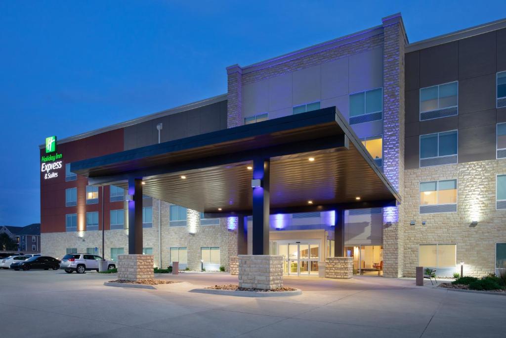 Holiday Inn Express & Suites Great Bend an IHG Hotel Main image 1